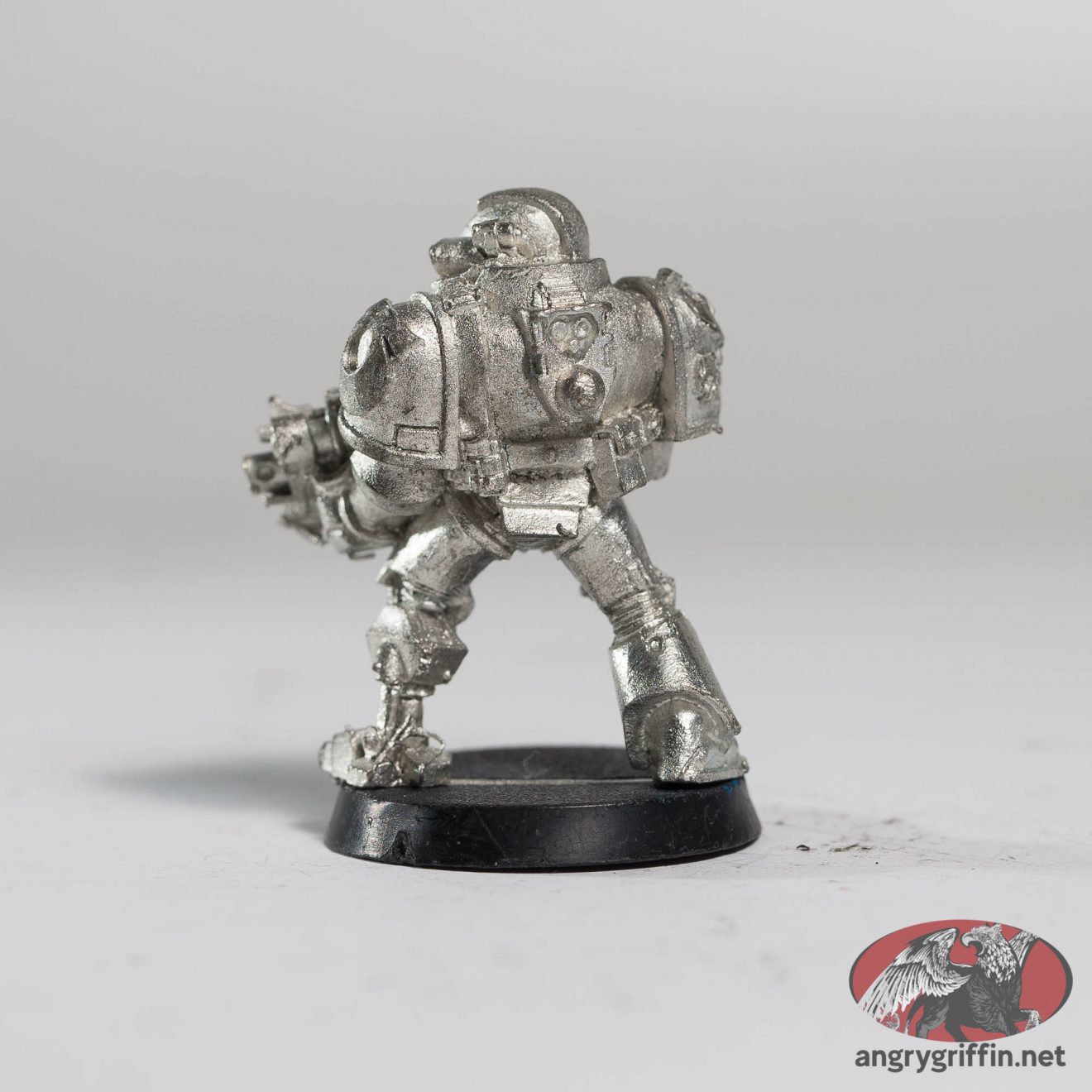 Space Marine Tyrannic War Veteran with Bionic Leg – Angry Griffin