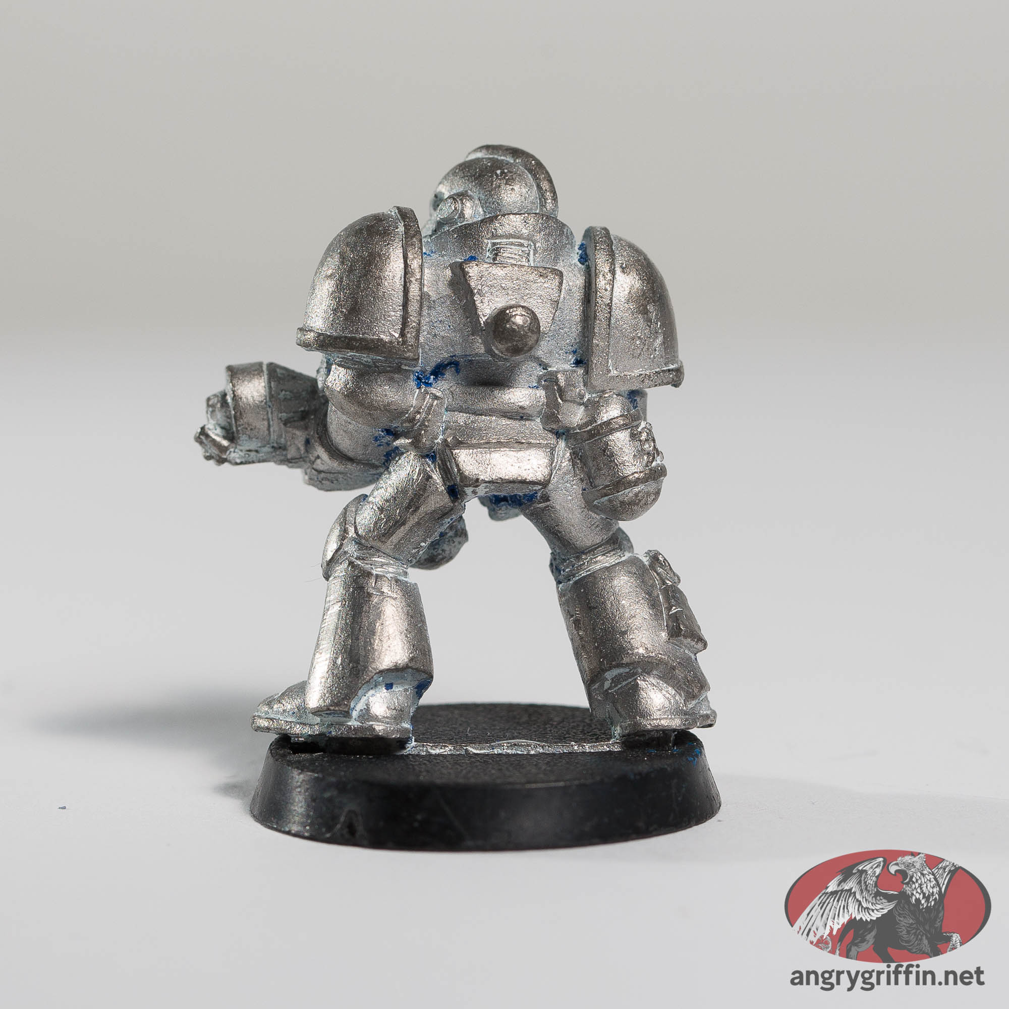 Painting an Ultramarine Space Marine with Flamer 0819/4 – Angry Griffin